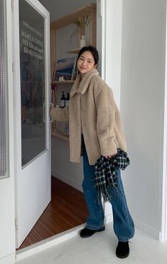 Fluffy Jacket Outfit, Beige Jacket Outfit, Beige Sweater Outfit, Milk Aesthetic, Kfashion Ulzzang, Winter Outfits Korean, Outfits Minimal, Grunge Tops