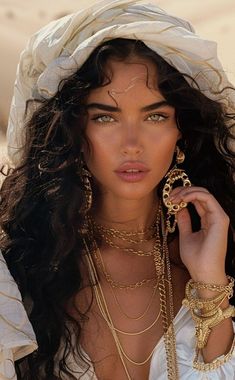 Greek Model Female, Gypsycore Makeup, Egyptian Women Art, Beauty Queen Aesthetic, Arab Hair, Greek Goddess Makeup, Persian Model, Queen Of The Desert, Goddess Beauty