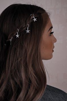 Gorgeous glitter hairstyle ideas | Hairstyle tutorial ideas | Easy hairstyle ideas Glitter Hairstyles, Glow Background, Space Buns Hair, Trendy Braids, Space Hair, Long Hair Clip, Concert Hairstyles, Night Hairstyles, Tutorial Ideas