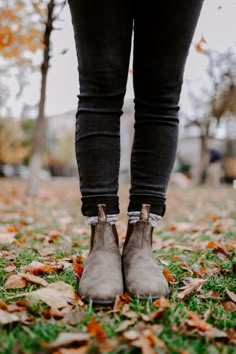 Fall Outfits Women Blundstone, How To Style Blundstones With Jeans, Blundstone Lace Up Boots, Jeans And Blundstones Outfit, Blundstone With Leggings, Outfits With Blundstone Boots Women, Blind Stone Boots Outfit, What To Wear With Blundstone Boots, Blundstone Boots Outfit Women