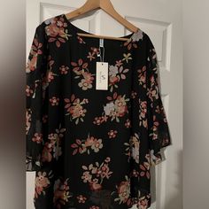 Black Flower Blouse Is Flowy And Has 3/4 Sleeves Perfect For Warm Weather. Please Reach Out With Any Questions! Flowy Black Top With Floral Print, Spring Black Flowy Blouse, Black Flowy Blouse For Spring, Flower Blouse, Tops Black, Black Flower, Pink Black, Warm Weather, Black Pink