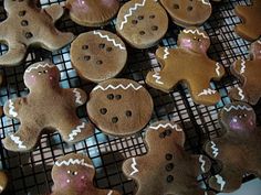 several gingerbread cookies are arranged on a cooling rack