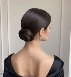 Medium Updo Hairstyles Bridesmaid, Slicked Back Updo Wedding Hairstyles, Bun Hairdo Wedding, Aristocratic Hairstyles, Sleek Hair Wedding, Sleek Bun For Wedding, Wedding Hair Sleek Bun, Hairdo Wedding Bridesmaid, Wedding Sleek Bun