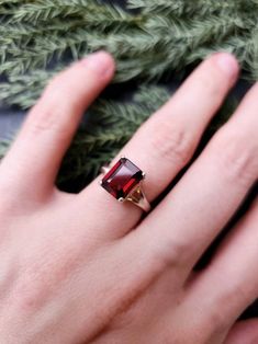 Anillo único de granate rojo de Burgandy anillo de granate | Etsy Gomed Stone, Silver Emerald Ring, Garnet Ring Silver, January Birthstone Jewelry, Sterling Silver Garnet Ring, Garnet Engagement Ring, Natural Ruby Ring, Red Garnet Ring, Green Gemstone Ring