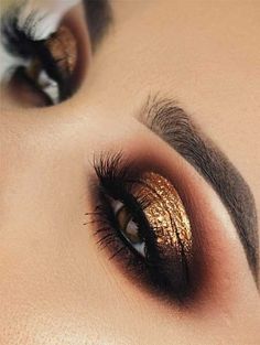 Makeup For White Dress, Trucco Smokey Eye, Eye Makeup Glitter, Halo Eyeshadow, Golden Eye Makeup, Brown Smokey Eye, Makeup History, Make Up Gold, Brown Smokey