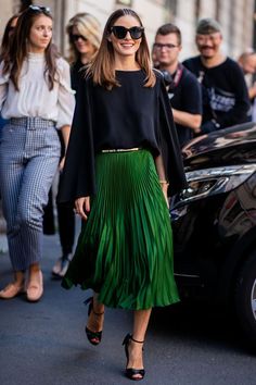 Green Pleated Skirt Outfit, Green Skirt Outfits, Green Pleated Skirt, Pleated Skirt Outfit, Hippy Style, Olivia Palermo Style, Pleated Skirts, Olivia Palermo