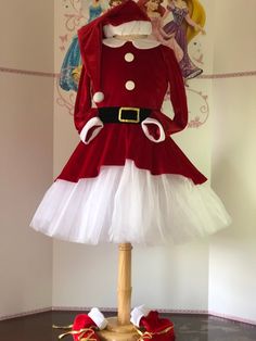 Christmas custom outfit for little girls - Santa's girlfriend.Red velour dress and  multi layered white skirt.Included dress, hat, boots.Zipper and lacing  back.Colors: white, red, gold, black.Size 7-8 in stock (chest 27-28 waist 25-26 length of the dress 27-28).Can be made in any size. Layered White Skirt, Green Christmas Outfit, Outfit Birthday Party, Hot Pink Cocktail Dress, Dress New Year, New Year Outfit, Pageant Outfits, Santa Dress, Outfit Birthday