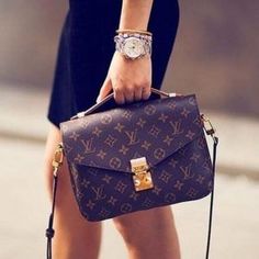 #pochettemetis #pochettemetislouisvuitton #pochettemetisoutfit #louisvuittonbags #louisvuittonhandbags Elegance is personified in the petite shape of the Pochette Métis. Made of supple Monogram canvas, its compact dimensions open up to reveal many useful pockets and compartments. Pochette Louis Vuitton, Louis Vuitton Pochette Metis, Lv Pochette, Roshe Run, Fashion Tote Bag, Lv Handbags, Louis Vuitton Pochette, Cute Purses, Nike Lebron