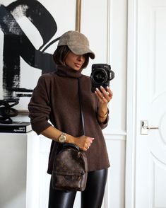 Brown Turtleneck Outfit, Brown Outfits, Brown Turtleneck Sweater, Brown Turtleneck, Baseball Cap Outfit, Chic Fall Fashion, Casual Fall Outfit