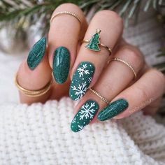 Green Christmas Nail Ideas, Green Christmas Nail, Christmas Nail Art Easy, Christmas Nail Ideas, Christmas Nail Art Designs, Festival Nails, Christmas Nail Designs