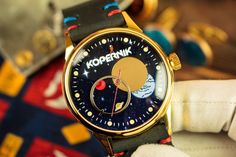 Raketa Copernicus (eng. Rocket Copernicus) - ist ein einzigartiges Accessoire, um Ihren Stil mit einer Uhr mit ungewöhnlichem Design hervorzuheben. Die Monduhr ist ein exklusives Geschenk für einen besonderen Menschen. Raketa Copernicus - Der Stundenzeiger ist in der Form der Sonne, der Minutenzeiger ähnelt der Form eines Reifs und symbolisiert die Bewegung des Mondes. Um 12 Uhr beobachten wir eine Sonnenfinsternis.(Video der Sonnenfinsternis im Listing) Die Weltraumuhr wurde in den 1980er Jahre Solar Eclipse Video, Raketa Watch, Watch Moon, Space Watch, Moonphase Watch, Unusual Watches, Fun Watch, Soviet Watch, Mens Glasses Fashion