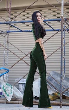 Dark Green Velvet Chic Outfit /High Waist Flared Bell Bottom Pants with Matching 3/4 sleeve Short Sl Looks Jeans, Monochrome Outfit, Neue Outfits, Mode Casual, Bell Bottom Pants, Mode Inspo, Mode Inspiration, European Fashion, Classy Outfits