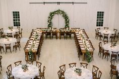 an overhead view of a wedding reception with tables and chairs set up for the guests