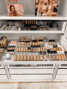 Desi Perkins Makeup, Makeup Studio Ideas, Makeup Room Design, Makeup Storage Hacks, Make Up Salon, Makeup Bar