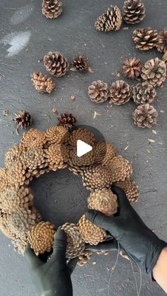 Pinecone Decorations Diy, Homely Decor, Julkransar Diy, Wreath With Pinecones, Pine Cone Christmas Decorations, Cones Diy, Pinecone Crafts Christmas, Pine Cone Christmas Tree, Dried Plants