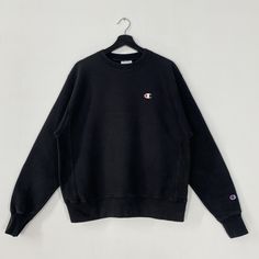 Vintage Champion Sweatshirt Champion Crewneck Champion Sweater Pullover Streetwear Champion Reverse Weave Embroidered Logo Black Medium 𝐁𝐫𝐚𝐧𝐝 :- Champion  𝐒𝐢𝐳𝐞 𝐓𝐚𝐠 :- Medium Manual Measurement :- 𝐖𝐈𝐃𝐓𝐇 (armpit to armpit) :- 23 inches / 58cm 𝐋𝐄𝐍𝐆𝐓𝐇 (shoulder to end of garment) :- 26 inches / 66cm 𝐂𝐨𝐧𝐝𝐢𝐭𝐢𝐨𝐧 :- Good Condition 8/10.                      - No Hole, No Stain.                       - Colors Might Be Different Due To Lighting. - All items are VINTAGE which show some signs of wear and tear FEDEX EXPRESS = 3-6 business day arrived Long Sleeve Tops With Embroidered Logo For Streetwear, Classic Winter Top With Embroidered Logo, Classic Crew Neck Winter Hoodie, Crew Neck Tops With Embroidered Logo For Winter, Winter Crew Neck Top With Embroidered Logo, Basic Winter Tops With Embroidered Logo, Black Crew Neck College Sweats, Winter Basic Sweatshirt With Embroidered Logo, Streetwear Long Sleeve Tops With Embroidered Logo