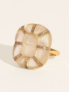 Generous curves, hexagonal lines, worked details; the sumptuous Reem ring in Mother-of-pearl is as much a technical feat as an aesthetic marvel. By borrowing its XXL shapes from those of a flower in full bloom, it lets its exceptional know-how, its multiple zircons and its fine natural stones shine. Cut nine times then polished by hand, these cabochons thus royally highlight the reflections, textures, tones and particularities of this extraordinary jewel. Bijoux Art Nouveau, Classy Jewelry, Delicate Rings, Pearl Size, Pearl Ring, Cocktail Rings, Ring Necklace, Ring Shopping, Precious Stones