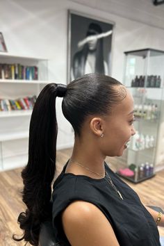 Lisse et élégante avec beaucoup de douceurLes boucles rebondissantes volent la vedettefaisant de cette queue de cheval lissée vers l'arrière avec des pointes bouclées une bombe combinant la nettetet la mignonnerieCrédit photoInstagram @hairdecor Photo Instagram, Sleek, Collage, Pins, Instagram