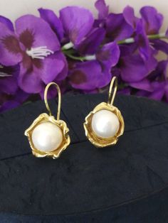 Elegant earrings with natural white baroque pearl, handcrafted leaf-shaped setting, in gold plated silver. They measure 3 cm in length Pearl Earrings Gold, Natural Pearl Earrings, Coral Ring, Gold Pearl Earrings, Natural Pearl, Elegant Earrings, Baroque Pearls, Gold Plated Silver, Natural Pearls