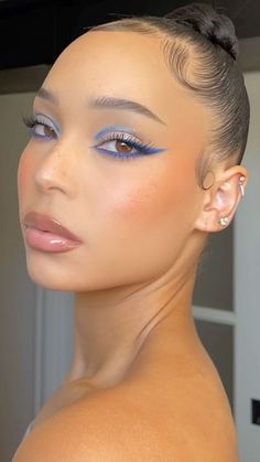 Cool Blue Makeup Looks, Blue Inspo Makeup, Blue Looks Makeup, Blue Graduation Makeup, Blue Simple Eye Makeup, Casual Blue Makeup, Blue Makeup Looks Hooded Eyes, Blue Eyeliner Ideas, Makeup Ideas Color