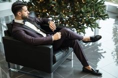 7 Things Women Love on a Man Gentlemen Club, Sitting In Chair, Rhett Butler, Black Tie Attire, Christmas Day Outfit, 401k, Man Sitting, Mens Fashion Inspiration, Men’s Suits