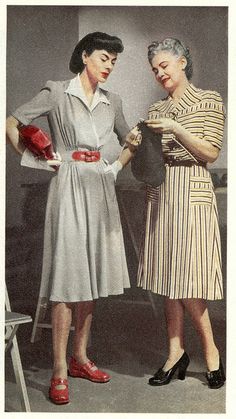 Stylish wartime looks. #vintage #1940s #WW2 #fashion Wartime Fashion, Women 1940s, Ww2 Fashion, 1940s Wartime, Vintage Prom Dresses 1950s, 40's Fashion, 1940 Style