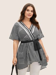 Chic Striped V-neck Blouse, Summer Geometric Pattern V-neck Blouse, Chic Workwear Blouse With Geometric Pattern, Striped V-neck Blouse For Work, Summer Workwear Blouse With Geometric Pattern, Chic Striped Short Sleeve Blouse, Chic Spring Tops With Geometric Pattern, Chic Spring Blouse With Geometric Pattern, Geometric Pattern Short Sleeve Tops For Workwear