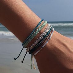 Hawaii Bracelets Diy, Bracelet Stack Beachy, Friendship Bracelet Stack Ideas, Summer Bracelet Stack Ideas, Diy Bracelet Stacks, Beachy Bracelet Patterns, Beach Bracelets Aesthetic, Tsitp Bracelet, Julian Blackthorn Aesthetic