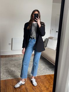 Simple Casual Chic Outfits, Adidas Gazelle Work Outfit, Adidas Samba Blazer Outfit, Adidas Outfit Women Casual, Casual Tailored Style Women, Oversized Blazer And Jeans Outfit, Samba Jeans Outfit, Blazer Inspo Outfit, Sneakers And Blazer Outfits Women