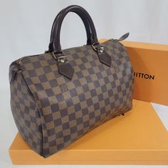 Incontournable et intemporel sac à main en toile damier ébène. Porté main avec sa double poignée en cuir, fermeture zippée et doublure intérieure en toile rouge. État : B - Très bon état Matière : Toile enduite damier et cuir Couleur : Ébène Dimension 30×20×17cm Speedy 30, Hermes Bags, Timeless Handbag, Luxe Fashion, Bags Designer Fashion, Exclusive Bag, Fendi Bags, Prada Bag, New Bag