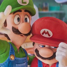 mario and luigi are giving each other a kiss in this scene from mario kart