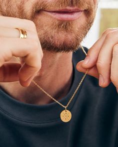 High-quality men's necklace with an elegant pendant made of stainless steel. The larger round plate can be personalized with a meaningful date, initials or other symbols. This necklace is a special gift for special people. The chain is equipped with a snap fastener, which ensures a secure hold and easy putting on. Whether with a simple round neck shirt or a casual shirt - this necklace is the ideal piece of jewelry for him. ✧ Dimensions * Chain length: 55 cm * Plate: 14 mm * Thickness of the plate: approx. 1 mm ✧ Colors/Material * Silver - Stainless steel * Gold - 18k gold plated stainless steel ✧ Processing the surface * matt Our high-quality gold plating is long-lasting and fade-resistant. Stainless steel jewelry is very robust, rust- and nickel-free and therefore skin-friendly. As a res Stainless Steel Round Pendant Necklace For Father's Day, Round Pendant Necklaces With Engraving For Father's Day, Mens Necklace Personalized, Pendant Necklace Men, Jewelry For Him, Family Necklace, Mens Chain Necklace, Round Neck Shirt, Elegant Pendant