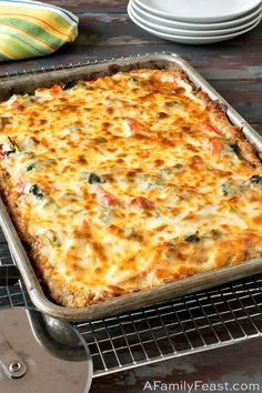 This Keto Sheet Pan pizza has a low-carb crust and lots of delicious toppings. Keto Pizza Skillet, Keto Pizzas, Keto Sheet Pan, Sheet Pan Pizza, Eating Keto, Craving Pizza, Family Feast