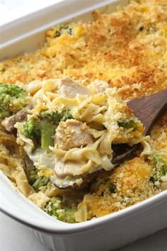 a casserole dish with chicken, broccoli and noodles