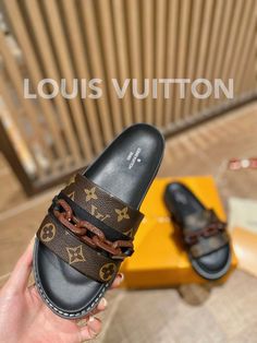 Louis Vuitton LV Sunset Flat Comfort Mule Black/Brown For Women LV – Petaba Shop Louis Vuitton 2022, Resin Chain, Lv Shoes, Louis Vuitton Sandals, New Years Sales, Sneaker Heels, New Yorker, Shoes Heels Boots, Mule