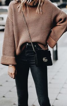 Womens fashion Color Knitting, Style Pinterest, Fall Fashion Coats, Pullover Outfit, Vogue Knitting, Uni Outfits, Waffle Knit Sweater, Outfit Trends, Ootd Style