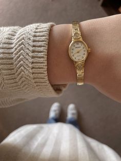 Gold Old Jewelry, Female Watch Aesthetic, Watches Women Dainty, Colorful Gold Rings, Small Gold Watch Women Vintage, Artsy Earrings Aesthetic, Elegant Jewlrey, Classy Earrings Aesthetic, Womens Dainty Watch