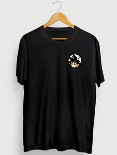 Camiseta Estampada Dragon Ball Goku Cores: Laranja, Branco, Preto.  Camiseta masculina de algodão, oferece uma sensação suave e aconchegante contra a pele, tornando-a a escolha ideal para o seu dia a dia. Versátil e pronta para qualquer ocasião. Seja para uma saída casual com os amigos ou para relaxar em casa.  Seja autêntico, destaque-se na multidão e abrace a dualidade com esta peça única.  MEDIDAS: P: Altura - 72,5 cm / Largura - 50 cm / Manga: 24,5 cm M: Altura - 75 cm / Largura - 51 cm / Ma Anime Dragon Ball Goku, Dragon Ball Goku, Anime Dragon Ball, T-shirt, Mens Outfits, Mens Tshirts, Mens Tops, T Shirt