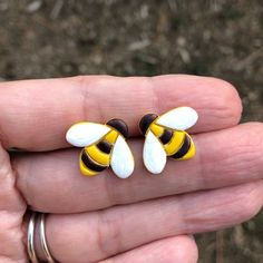 I Handcrafted These Earrings Out Of Polymer Clay And They Are Brand New And Fresh Out Of The Oven. Lightweight, Comfortable Bee Studs In Black And Yellow, With Painted On White Wings. There Are Some Minor Imperfections That Add Character To The Handmade Design And Make Them Truly One Of A Kind. Great For A Gift As Well. Sculpture Diy, Boho Drop Earrings, South Sea Pearls Earrings, Apple Earrings, Bee Studs, Silver Heart Earrings, Bee Jewelry, White Wings, Bee Earrings