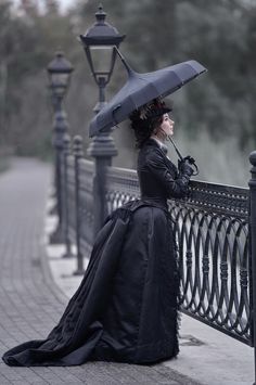 Goth Outfits Women, Victorian Goth Outfits, Victorian Goth Fashion, Purple Victorian Dress, Victorian Prom Dress, Daria Lefler, Victorian Prom, Dresses Medieval, Victorian Witch