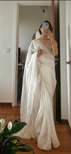 Casual Saree Aesthetic, White Saree Wedding Guest Look, White Formal Saree, White Saree Asthetic, Simple Saree Aesthetic, Simple Sari For Farewell, Asthetic Saree Look, White Sari Aesthetic, Sari Graduation