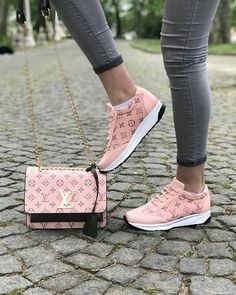 Love the LV sneakers... Vuitton Bag Outfit, Pink Louis Vuitton Bag, Pink Louis Vuitton, Tas Lv, Louis Vuitton Bag Outfit, Louis Vuitton Taschen, Louis Vuitton Sneakers, Bag Outfit, Fashion Tote Bag