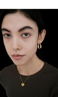 Add some edge to your style with our Sculptural Mesh Earrings. These one-of-a-kind earrings make an elegant and fashionable statement, perfect for any outfit. Their unique design adds an on-trend touch to your look, making you stand out with style. Finish: 18K gold Size: approx. 30mm x 60mm Mesh Earrings, Couple Jewelry, Demi Fine Jewelry, Personalized Jewelry, Ring Earrings, Necklaces Bracelets, Ear Cuff, Unique Design, 18k Gold