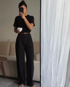 All Black Outfit Casual Summer, Black Pants Classy Outfit, Psychiatrist Outfit Women, Business Casual Hostess Work Outfits, Corporate Outfit Ideas, White Black Outfit, Smart Casual Looks, Navy Wide Pants Outfit, Psychologist Aesthetic Outfit