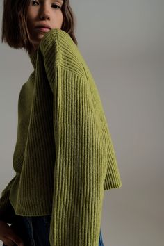 Introducing our Olive Green Soft Ribbed Turtleneck Jumper, a cozy and versatile piece that will keep you stylish and warm during the colder months. This jumper features a classic turtleneck neckline, providing both comfort and a touch of elegance. The long sleeves offer extra coziness, making it a perfect choice for casual outings or relaxing at home. Crafted from a chunky cable knit with ribbed texture, this jumper offers a soft and luxurious feel against the skin. The combination of 74% Acryli Olive Jumper Outfit, Moss Green Sweater, Olive Green Sweater Outfit, Green Jumper, Green Turtleneck Sweater, Olive Sweater, Green Jumpers, Turtleneck Jumper, White Jeans Outfit