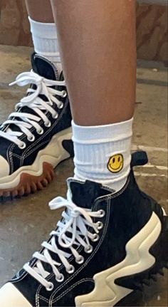 picture of my sock poking out of my shoe Converse High Run Star Outfit, Chunky Converse Aesthetic, Converse Chunky Outfit, High Platform Converse Outfit, Converse Platform Run Star, Chunky Converse Outfit, Platform Shoes Outfit Aesthetic, Converse Run Star Outfit