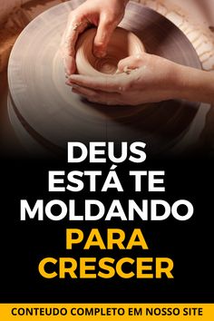 a person is making a vase on a potter's wheel with the caption deus est ate moldanodo para crescer