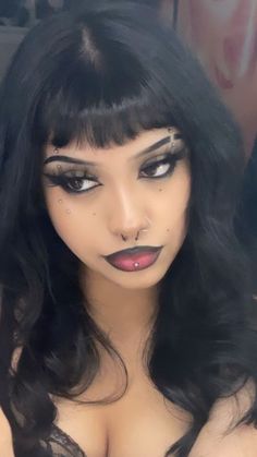 Greyday Makeup Ideas, Pretty Goth Makeup Looks, Emo Vampire Makeup, Gothic Latina Aesthetic, Goth Makeup Tan Skin, Mexican Goth Makeup, Goth Latina Eye Makeup, Easy Gothic Makeup Ideas, Semi Goth Makeup