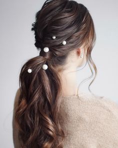 30 Vintage Wedding Hairstyles Old School Ideas ❤ vintage wedding hairstyles ponytail long with pearls martinajagr #weddingforward #wedding #bride #weddinghair #vintageweddinghairstyles Messy Ponytail Wedding Hairstyles, Bridal Pony Hairstyles, Hairstyles For Wedding Ponytail, Hairstyles With Lehangas, Indian Dress Hairstyle, Bridal Ponytail With Pearls, Ponytail Hairstyles With Saree, Cocktail Ponytail, Messy Hair Ponytail