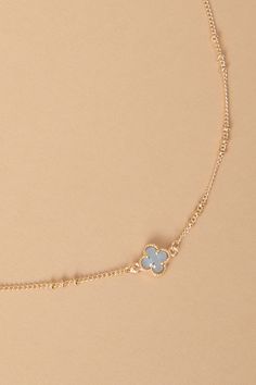 Adorned with a delicate clover charm, this choker necklace adds a touch of sophistication to any ensemble, creating beauty in a subtle and captivating manner. This is a timeless accessory that effortlessly complements your style. Elegant Choker With Flower Charm, Dainty Choker Necklace, Charm Choker Necklace, State Necklace, Dainty Choker, Clover Charm, Clover Necklace, Timeless Accessories, Accessories Jewelry Necklace